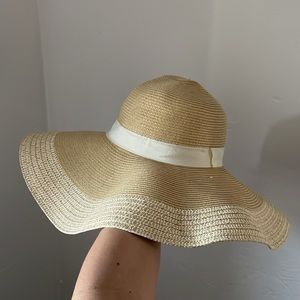 Floppy neutral woven beach hat